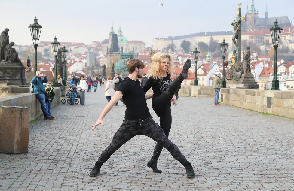 Vítěz StarDance Dominik Vodička a Eva Krejčířová to roztančili na Karlově mostě.