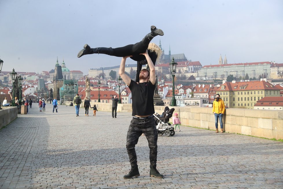 Vítěz StarDance Dominik Vodička a Eva Krejčířová to roztančili na Karlově mostě.