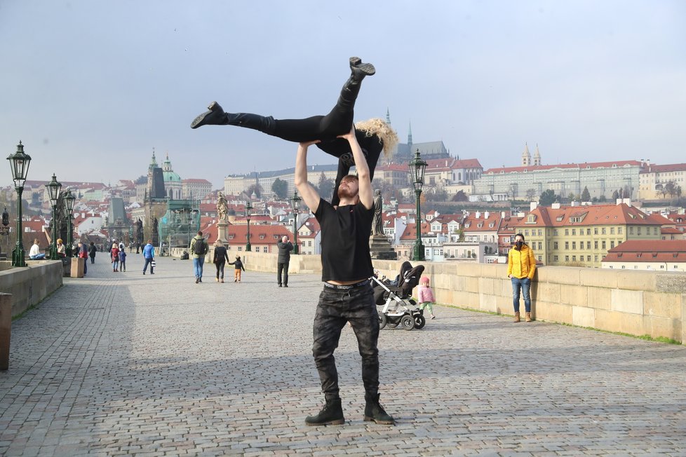 Vítěz StarDance Dominik Vodička a Eva Krejčířová to roztančili na Karlově mostě.