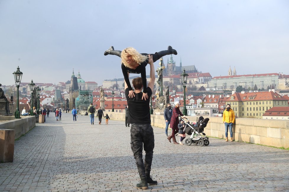 Vítěz StarDance Dominik Vodička a Eva Krejčířová to roztančili na Karlově mostě.