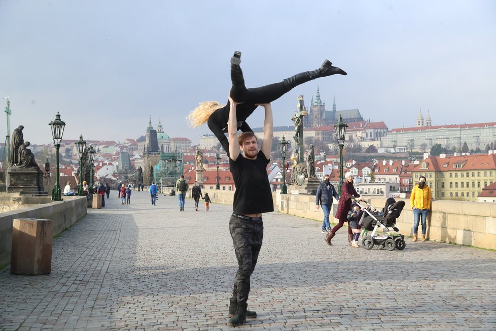 Vítěz StarDance Dominik Vodička a Eva Krejčířová to roztančili na Karlově mostě.