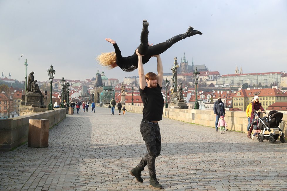 Vítěz StarDance Dominik Vodička a Eva Krejčířová to roztančili na Karlově mostě.