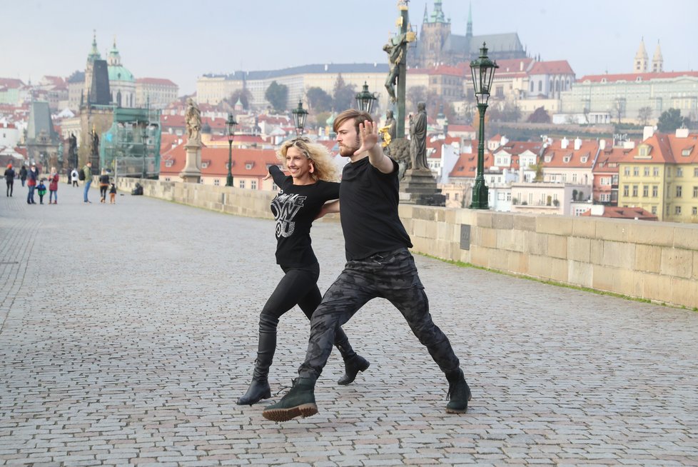 Vítěz StarDance Dominik Vodička a Eva Krejčířová to roztančili na Karlově mostě.