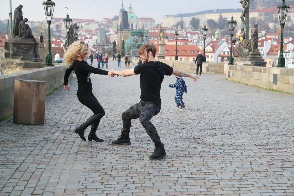 Vítěz StarDance Dominik Vodička a Eva Krejčířová to roztančili na Karlově mostě.