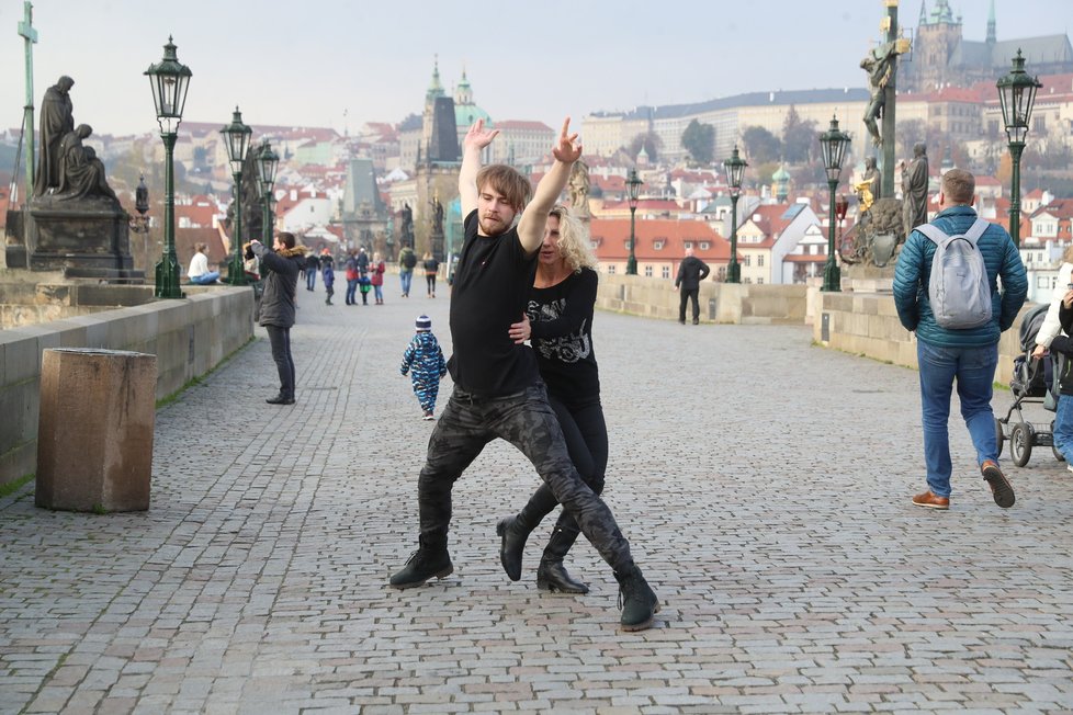 Vítěz StarDance Dominik Vodička a Eva Krejčířová to roztančili na Karlově mostě.