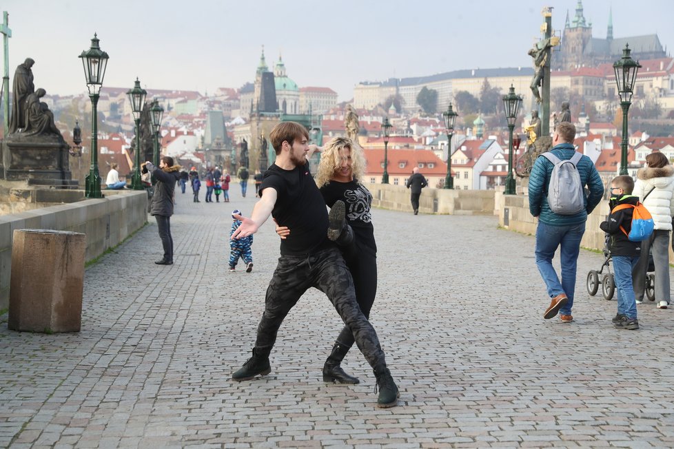 Vítěz StarDance Dominik Vodička a Eva Krejčířová to roztančili na Karlově mostě.