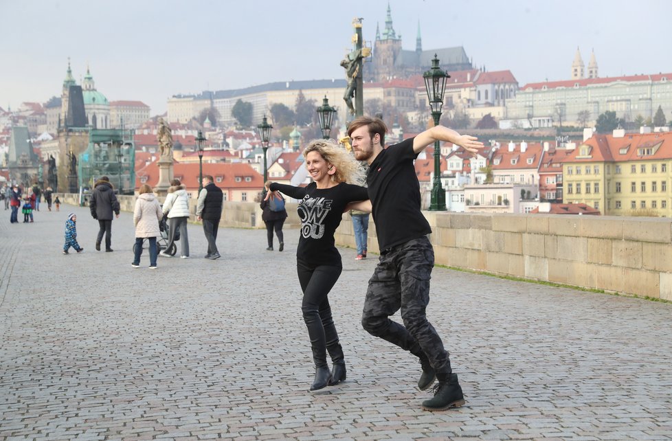 Vítěz StarDance Dominik Vodička a Eva Krejčířová to roztančili na Karlově mostě.