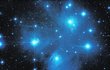 Kuřátka, hvězdokupa M45, jsou obklopena slabou reflexní mlhovinou.