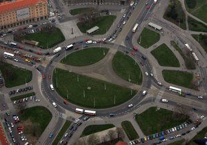 Na dejvickém »Kulaťáku« je na problém zaděláno hned několikrát.