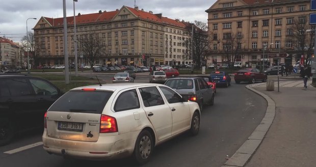 Řidiči, pozor! Na těchto 3 křižovatkách v Praze nejčastěji nabouráte