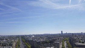 Šílený objezd v Paříži: Osmiproudý, bez čar a s jinými pravidly