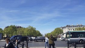 Šílený objezd v Paříži: Osmiproudý, bez čar a s jinými pravidly