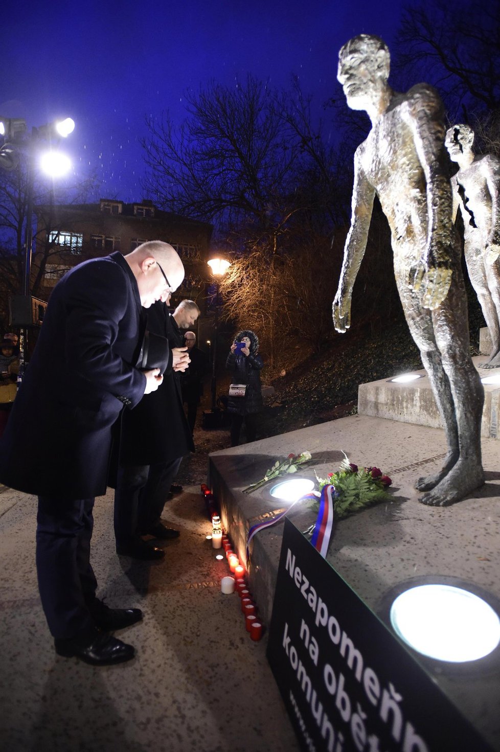 Ministr kultury Daniel Herman na shromáždění k uctění památky obětí komunistického režimu na pražském Újezdu