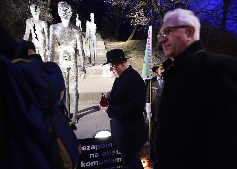 Ministr kultury Daniel Herman na shromáždění k uctění památky obětí komunistického režimu na pražském Újezdu