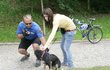 Strážník Vítězslav Čaněk kontroluje známku jednoho ze psů. Je to rutina, jenže pes se tentokrát paničce vyvlékl z obojku a řítí se za dalším volně pobíhajícím čtyřnohým návštěvníkem parku.