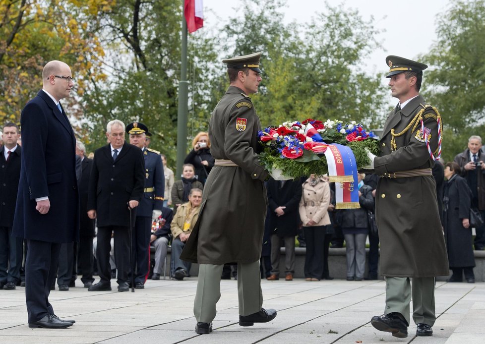 Piety na pražském Vítkově se účastnily špičky české politiky.