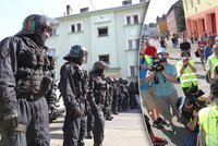 Protiromská demonstrace ve Vítkově byla klidná: Policie zadržela "jen" tři lidi!