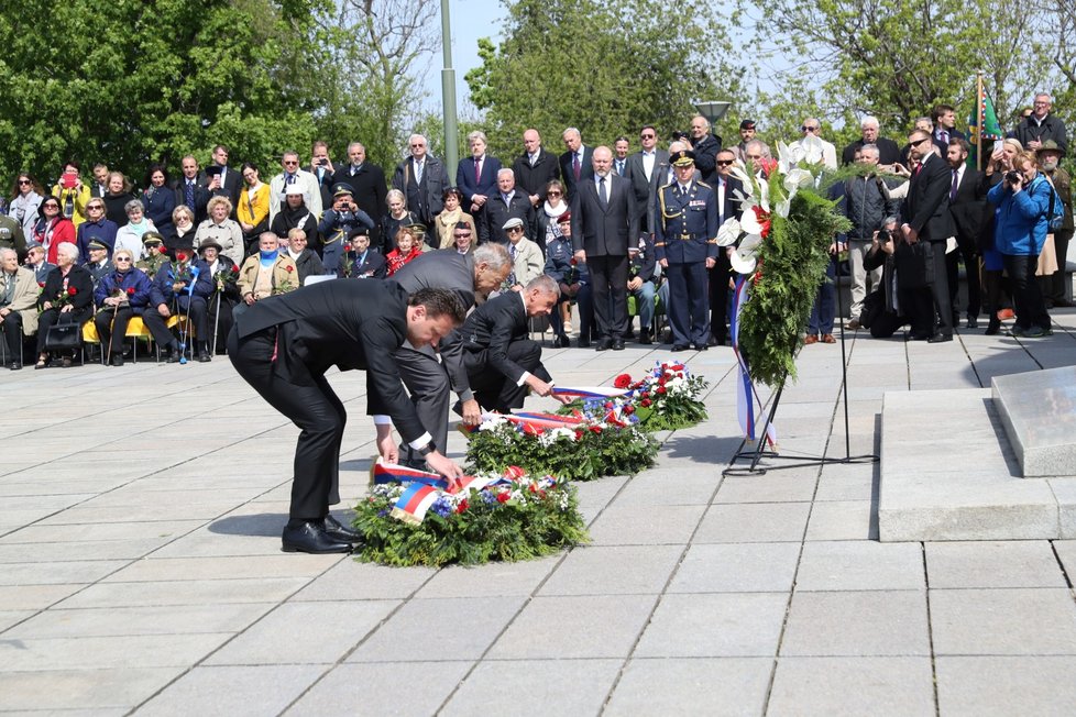 Pieta za oběti 2. světové války na Vítkově: Andrej Babiš, Jaroslav Kubera a Radek Vondráček (8. 5. 2019)
