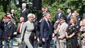 Andrej Babiš s ministryní Karlou Šlechtovou při pietní akci na Vítkově (8. 5. 2018)