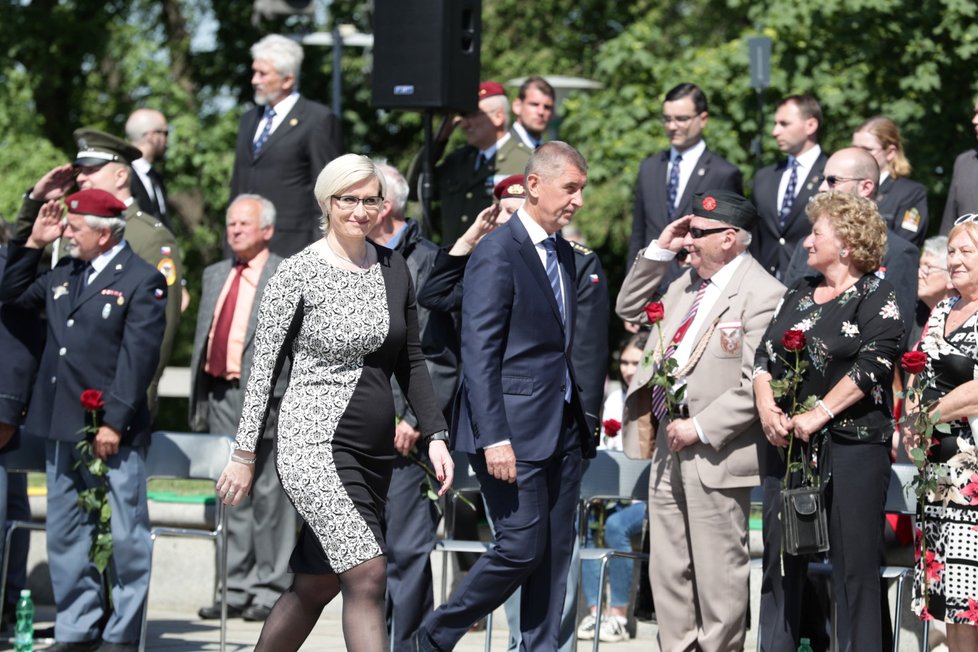 Andrej Babiš s ministryní Karlou Šlechtovou při pietní akci na Vítkově (8.5.2018)