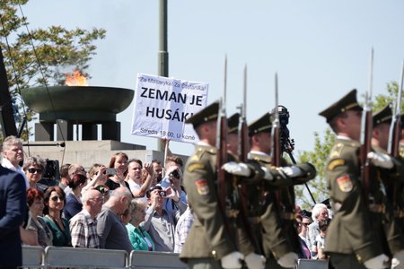 Pietní akce na Vítkově: Protest "Zeman je Husák" (8.5.2018)