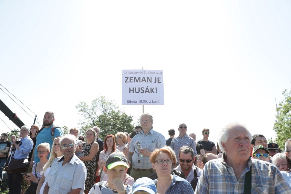 &#34;Zeman je Husák&#34;, objevilo se během pietní akce na Vítkově (8.5.2018)