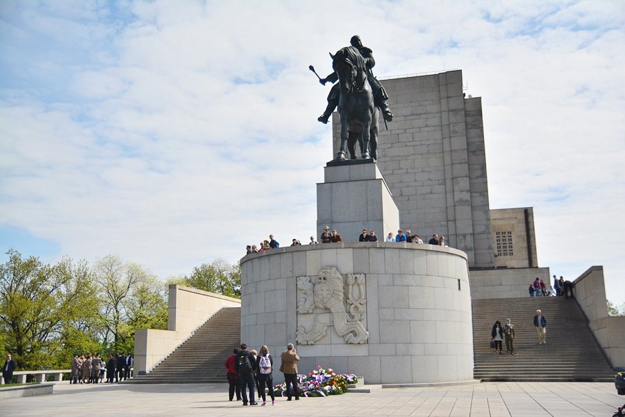 Vrch Vítkov je od 30. let 20. let zdoben jezdeckou sochou Jana Žižky. Ten je tam umístěn na památku vítězství na Zikmundem Lucemburským.
