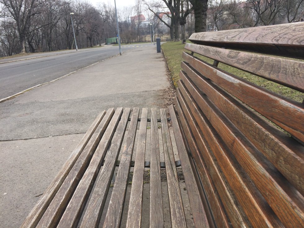 Podél promenády by měly vzniknout nové lavičky. Měly by být modernější a pohodlnější než ty staré.