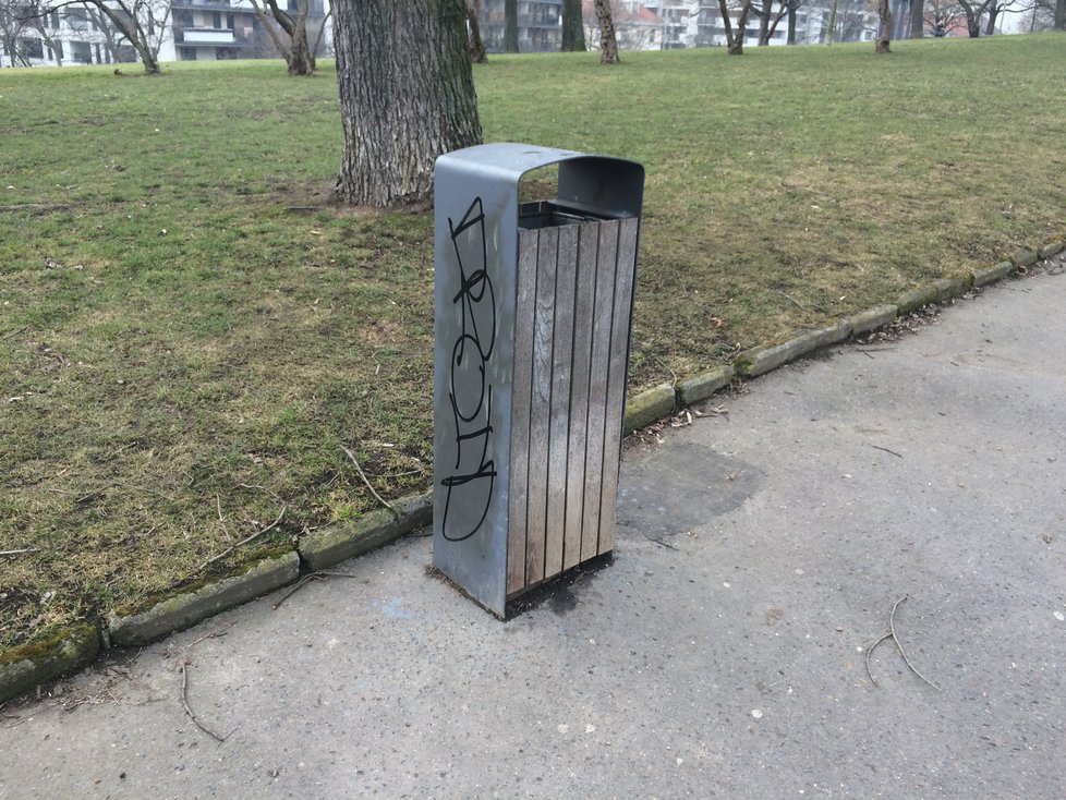 Podél promenády by měly vzniknout i nové koše na odpadky. Měly by být modernější a pohodlnější, než ty staré.