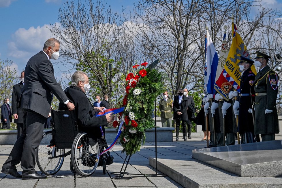 Prezident Miloš Zeman (druhý zleva) položil věnec u hrobu Neznámého vojína na pražském Vítkově při pietním aktu u příležitosti 76. výročí ukončení druhé světové války (8. 5. 2021)