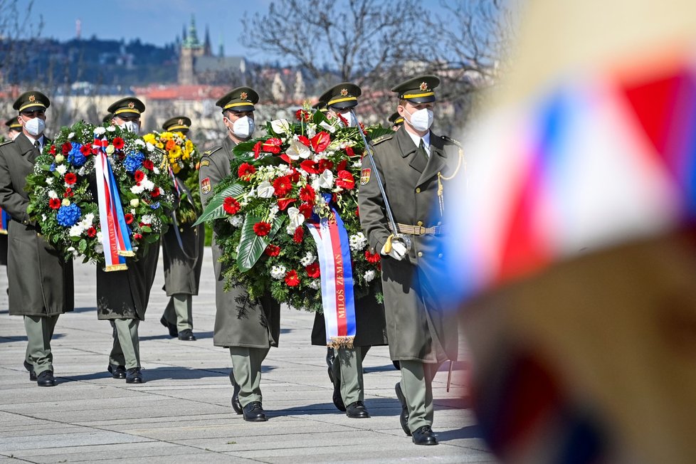 Vojáci nesou věnce k hrobu Neznámého vojína na pražském Vítkově při pietním aktu uspořádaném u příležitosti 76. výročí ukončení druhé světové války (8. 5. 2021)