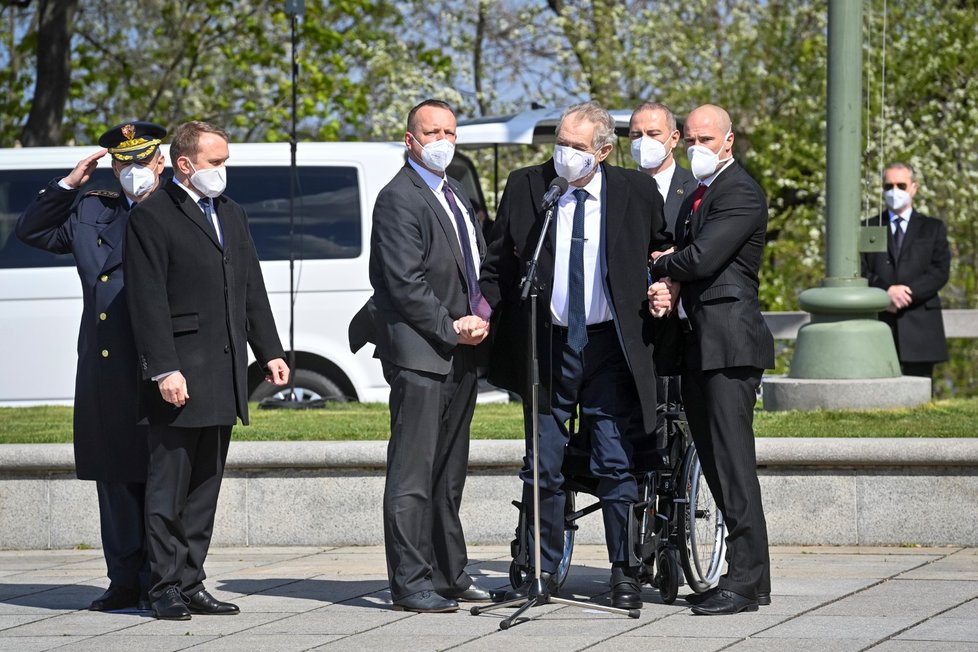 Prezident Miloš Zeman (třetí zprava) hovoří na pražském Vítkově při pietním aktu uspořádaném u příležitosti 76. výročí ukončení druhé světové války (8. 5. 2021)
