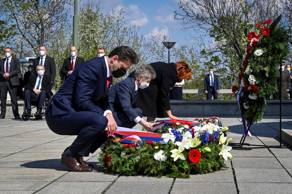 Zleva předseda Poslanecké sněmovny Radek Vondráček, předseda Senátu Miloš Vystrčil a místopředsedkyně vlády a ministryně financí Alena Schillerová položili věnce u hrobu Neznámého vojína na pražském Vítkově při pietním aktu uspořádaném u příležitosti 76. výročí ukončení druhé světové války (8. 5. 2021)