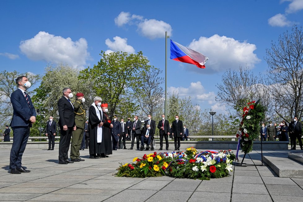 Politici v čele s prezidentem Milošem Zemanem si připomněli v Praze u Národního památníku na Vítkově 76. výročí konce druhé světové války v Evropě. U hrobu Neznámého vojína položili věnce. Vzpomínkovou akci i letos ovlivnila epidemie nového koronaviru, konala se bez veřejnosti (8. 5. 2021).