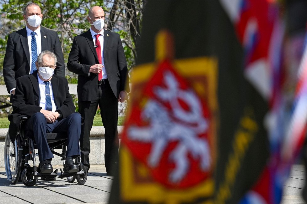 Prezident Miloš Zeman (sedící vlevo) se zúčastnil na pražském Vítkově pietního aktu uspořádaném u příležitosti 76. výročí ukončení druhé světové války (8. 5. 2021)