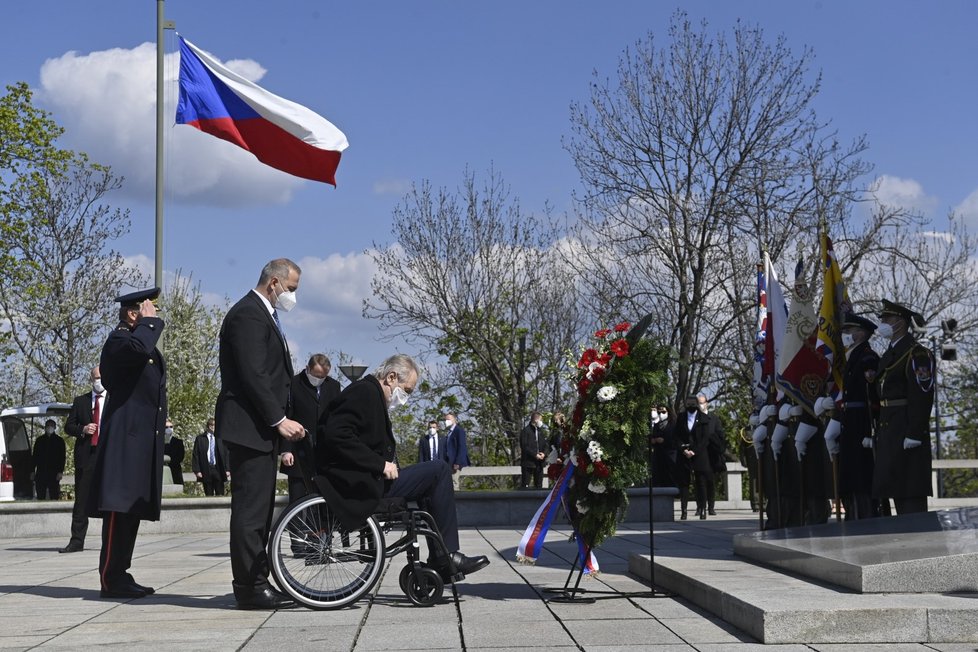 Prezident Miloš Zeman (třetí zleva) položil věnec u hrobu Neznámého vojína na pražském Vítkově při pietním aktu uspořádaném u příležitosti 76. výročí ukončení druhé světové války (8. 5. 2021)