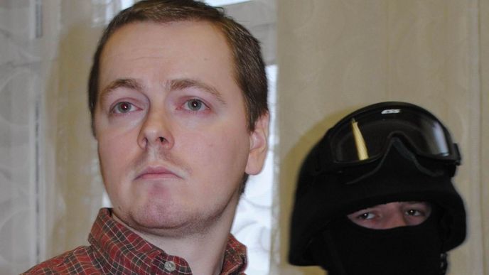David Vaculík (25) je neonacistickými nápisy potetován. Na sobě „nosí“  značku C 18, což je britská teroristická organizace.