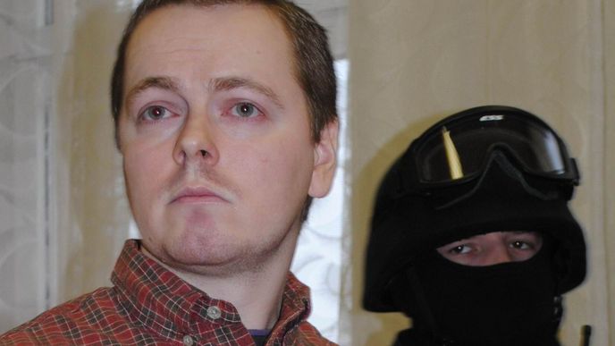 David Vaculík (25) je neonacistickými nápisy potetován. Na sobě „nosí“ značku C 18, což je britská teroristická organizace. David Vaculík (25) je neonacistickými nápisy potetován. Na sobě „nosí“ značku C 18, což je britská teroristická organizace.