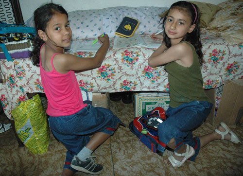Kristýnka (10) s Kornelií (8) školu zbožňují. Učit se ale musí vkleče na zemi, protože do pokoje se stůl už nevleze.