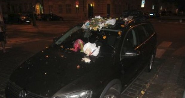 Někdo v Praze 8 poškodil tři auta, policie hledá podezřelého muže.