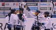 Hokejisté Vítkovic se radují z vedoucí branky v zápase s Mladou Boleslaví