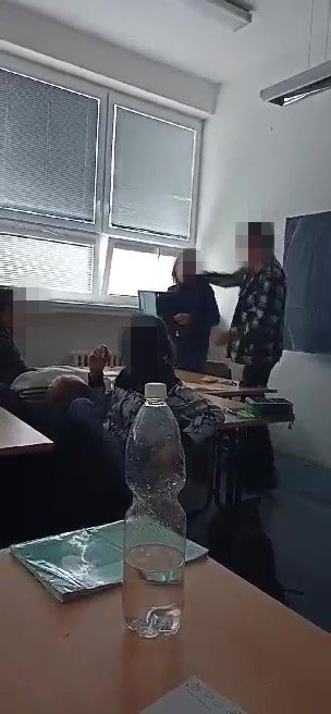 Incident mezi žákem a učitelem skončil napadením.