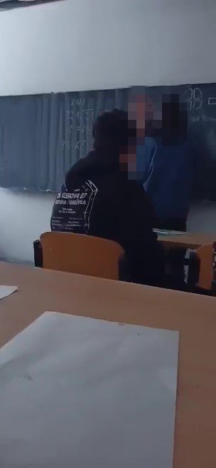 Incident mezi žákem a učitelem skončil napadením.