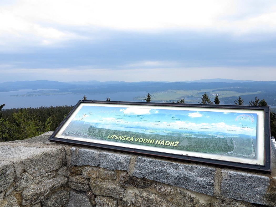 Na nejvýše položeném hradu v Čechách (1035 m n. m) v roce 1394 věznila panská šlechta krále Václava IV. Díky Spolku přátel Vítkova Hrádku událost připomíná socha a zřícenina nabízí rozhled i jedinečnou přátelskou atmosféru (parkování 250 m)