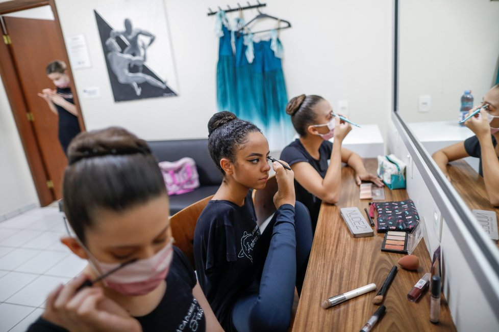 Brazilka Vitoria (16) uchvacuje: baletí nádherně i bez rukou! Sama se nohama i líčí nebo si čistí zuby.