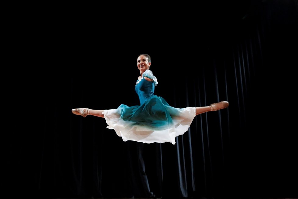 Brazilka Vitoria (16) uchvacuje: baletí nádherně i bez rukou! Sama se nohama i líčí nebo si čistí zuby.