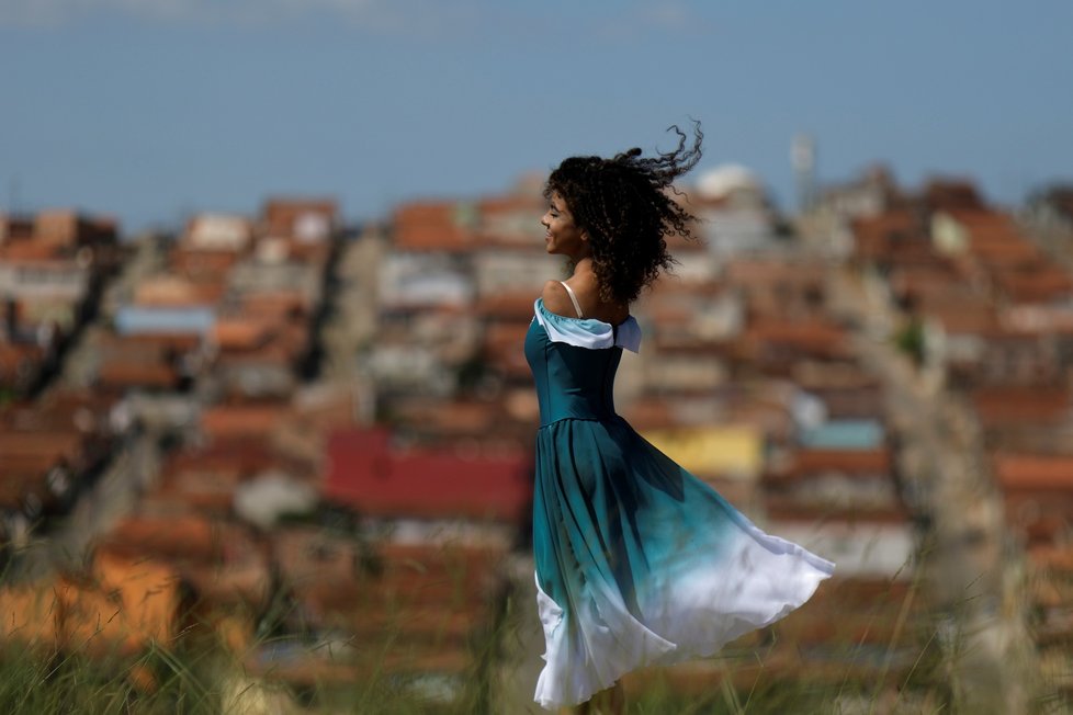 Brazilka Vitoria (16) uchvacuje: baletí nádherně i bez rukou! Sama se nohama i líčí nebo si čistí zuby.