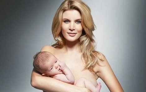 Iveta Vítová s dvouměsíční dcerou Anetkou