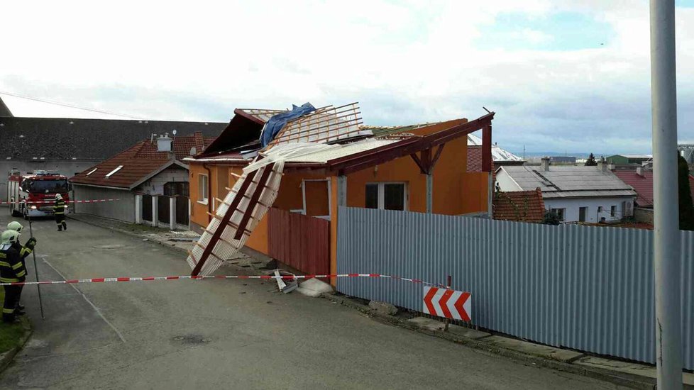 V Olomouckém kraji zůstávají po nedělní bouři škody.