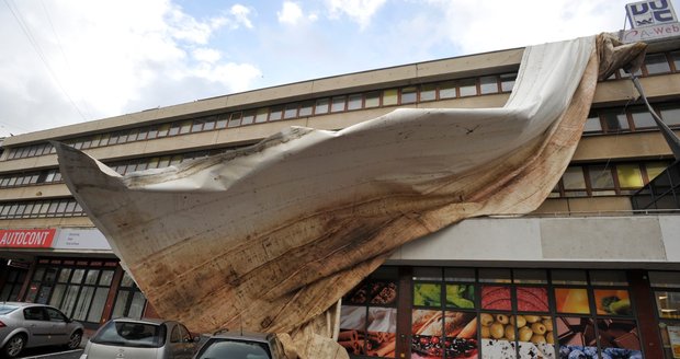 Vítr poškodil střechu budovy nad nákupním střediskem Billa v Kounicově ulici v Brně.